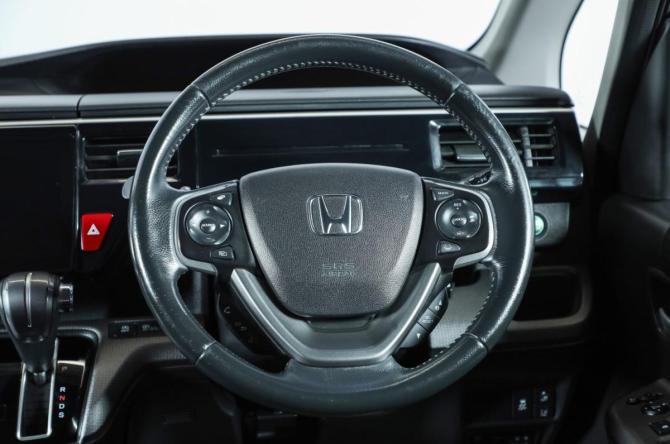 Honda Stepwgn V Рестайлинг с пробегом 2017 года, цена 2 009 000 рублей, 145000 км, минивэн, Автокод Объявления
