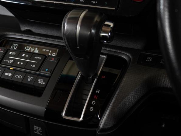 Honda Stepwgn V Рестайлинг с пробегом 2017 года, цена 2 120 000 рублей, 147188 км, минивэн, Автокод Объявления