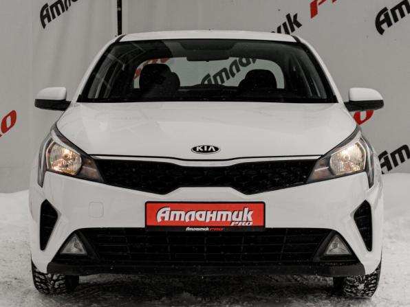 Kia Rio IV Рестайлинг с пробегом 2021 года, цена 1 615 000 рублей, 77500 км, седан, Автокод Объявления