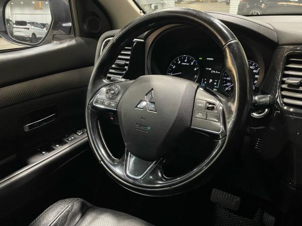 Mitsubishi Outlander III Рестайлинг 2 с пробегом 2015 года, цена 1 450 000 рублей, 251184 км, внедорожник, Автокод Объявления