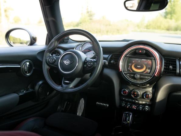 Mini Hatch III (F55/F56) Рестайлинг с пробегом 2018 года, цена 2 679 700 рублей, 110000 км, хэтчбек, Автокод Объявления