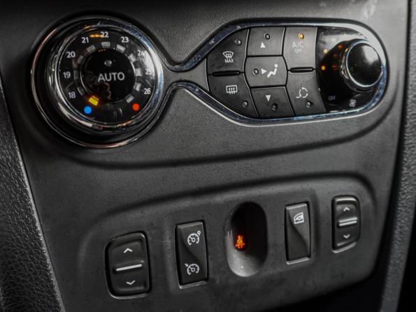 Renault Sandero II с пробегом 2015 года, цена 849 000 рублей, 183936 км, хэтчбек, Автокод Объявления