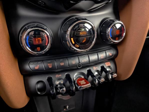 Mini Hatch III (F55/F56) Рестайлинг 2 с пробегом 2021 года, цена 2 335 000 рублей, 78539 км, хэтчбек, Автокод Объявления