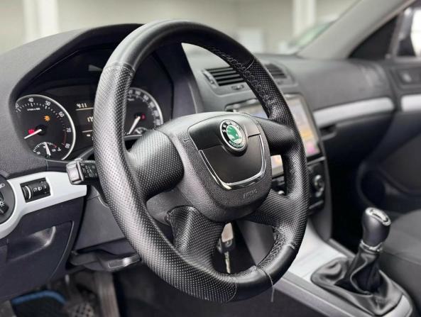 Skoda Octavia II (A5) Рестайлинг с пробегом 2011 года, цена 799 000 рублей, 247563 км, лифтбек, Автокод Объявления