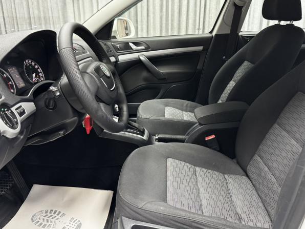 Skoda Octavia II (A5) Рестайлинг с пробегом 2012 года, цена 900 000 рублей, 239983 км, лифтбек, Автокод Объявления