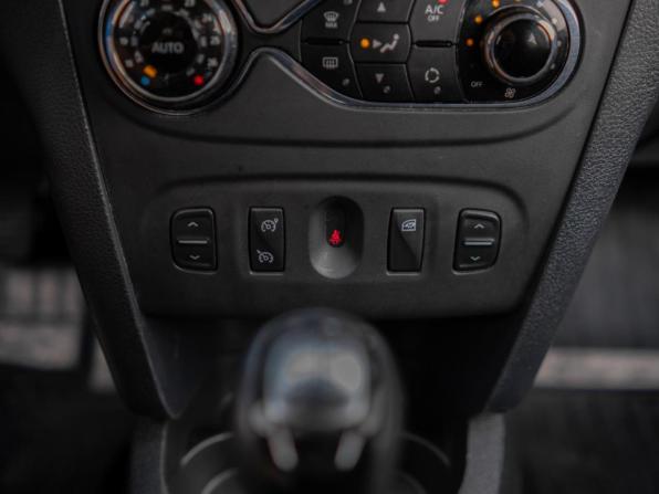 Renault Sandero II с пробегом 2017 года, цена 999 000 рублей, 141888 км, хэтчбек, Автокод Объявления