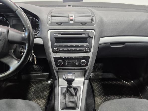 Skoda Octavia II (A5) Рестайлинг с пробегом 2012 года, цена 850 000 рублей, 177968 км, лифтбек, Автокод Объявления