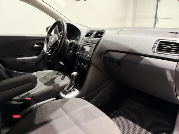 Volkswagen Polo V Рестайлинг с пробегом 2017 года, цена 1 040 573 рубля, 142210 км, седан, Автокод Объявления