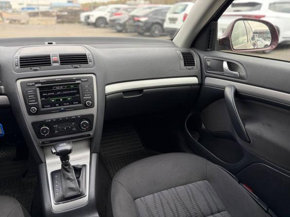 Skoda Octavia II (A5) Рестайлинг с пробегом 2013 года, цена 715 000 рублей, 217842 км, лифтбек, Автокод Объявления