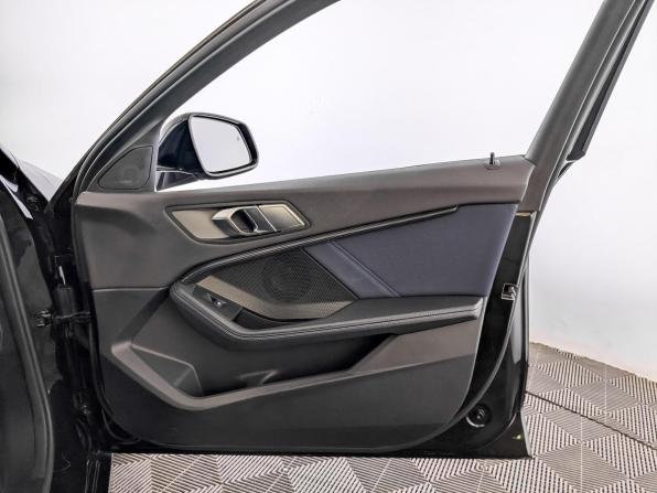 BMW 1 серии III (F40) с пробегом 2019 года, цена 2 490 000 рублей, 131803 км, хэтчбек, Автокод Объявления