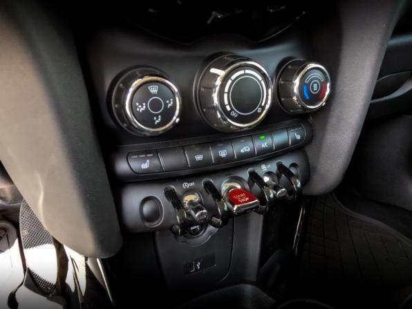 Mini Hatch III (F55/F56) Рестайлинг с пробегом 2018 года, цена 1 800 000 рублей, 73652 км, хэтчбек, Автокод Объявления