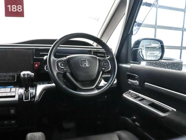 Honda Stepwgn V Рестайлинг с пробегом 2021 года, цена 2 599 000 рублей, 37604 км, минивэн, Автокод Объявления