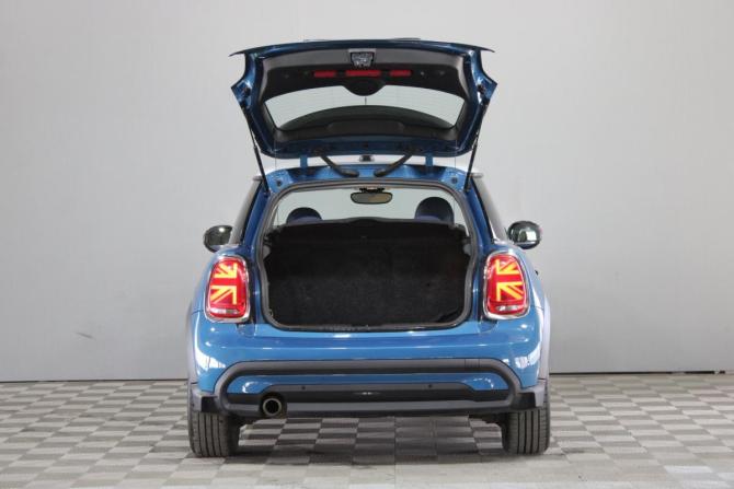 Mini Hatch III (F55/F56) Рестайлинг 2 с пробегом 2021 года, цена 2 249 000 рублей, 57265 км, хэтчбек, Автокод Объявления