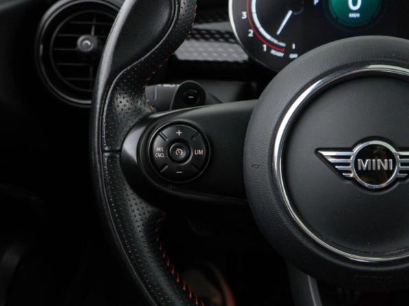 Mini Hatch III (F55/F56) Рестайлинг с пробегом 2021 года, цена 3 399 444 рубля, 49431 км, хэтчбек, Автокод Объявления