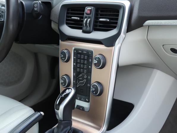 Volvo V40 II с пробегом 2014 года, цена 1 100 000 рублей, 193060 км, хэтчбек, Автокод Объявления