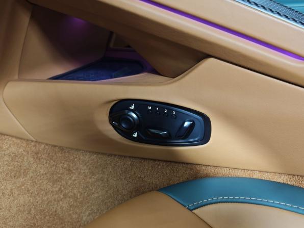 Aston Martin DB12 с пробегом 2024 года, цена 55 000 000 рублей, 2405 км, кабриолет, Автокод Объявления