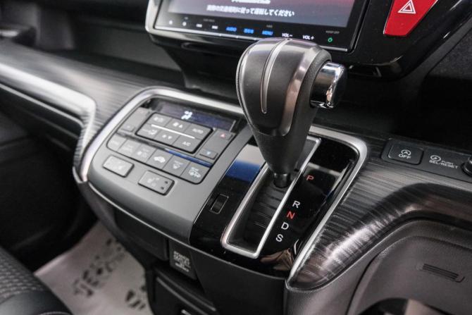 Honda Stepwgn V с пробегом 2016 года, цена 1 999 000 рублей, 89400 км, минивэн, Автокод Объявления