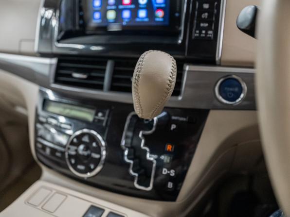 Toyota Estima III Рестайлинг 2 с пробегом 2012 года, цена 1 900 000 рублей, 246200 км, минивэн, Автокод Объявления
