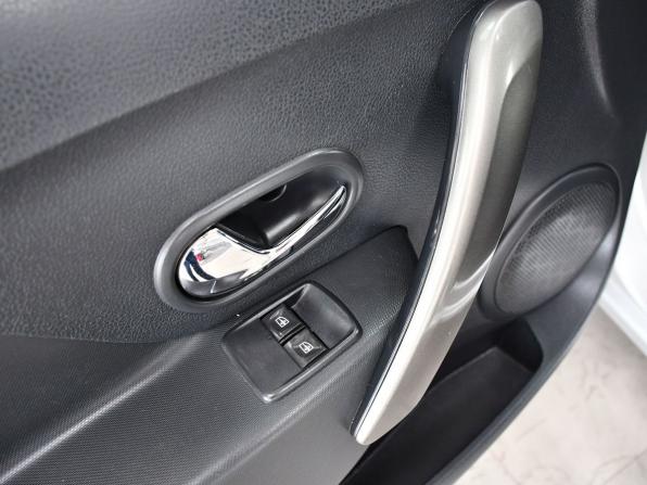 Renault Sandero II с пробегом 2015 года, цена 967 000 рублей, 94623 км, хэтчбек, Автокод Объявления