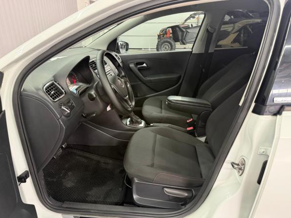 Volkswagen Polo V Рестайлинг с пробегом 2017 года, цена 1 077 000 рублей, 130000 км, седан, Автокод Объявления