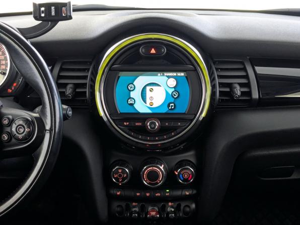 Mini Hatch III (F55/F56) Рестайлинг с пробегом 2018 года, цена 1 785 000 рублей, 81512 км, хэтчбек, Автокод Объявления