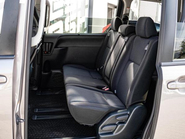 Toyota Voxy III (R80) Рестайлинг с пробегом 2018 года, цена 2 445 000 рублей, 77657 км, минивэн, Автокод Объявления