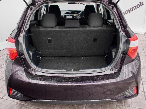 Toyota Vitz III (XP130) Рестайлинг с пробегом 2018 года, цена 1 050 000 рублей, 110957 км, хэтчбек, Автокод Объявления