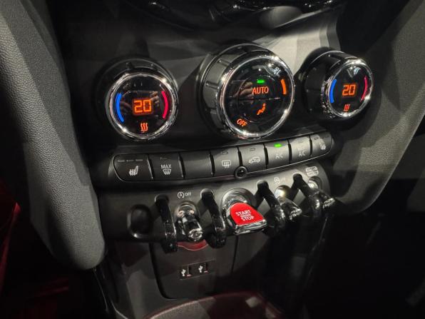 Mini Hatch III (F55/F56) Рестайлинг с пробегом 2020 года, цена 2 450 000 рублей, 28450 км, хэтчбек, Автокод Объявления