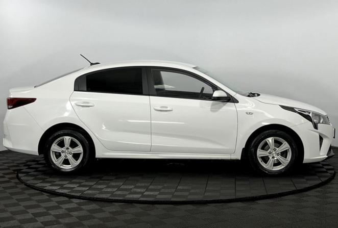 Kia Rio IV Рестайлинг с пробегом 2021 года, цена 1 670 000 рублей, 74355 км, седан, Автокод Объявления