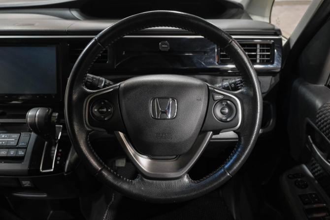 Honda Stepwgn V с пробегом 2015 года, цена 1 969 000 рублей, 131800 км, минивэн, Автокод Объявления