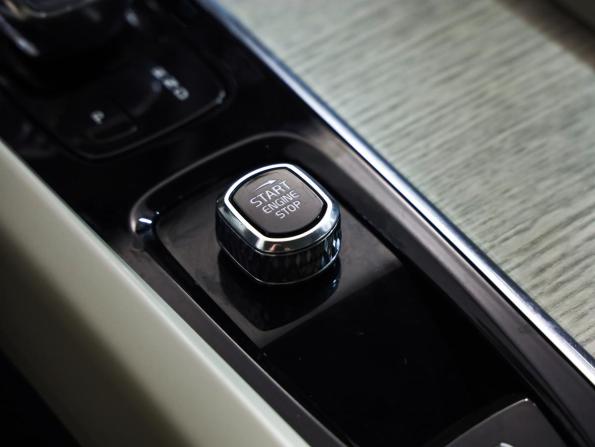Volvo XC60 II Рестайлинг с пробегом 2021 года, цена 4 099 000 рублей, 139574 км, внедорожник, Автокод Объявления