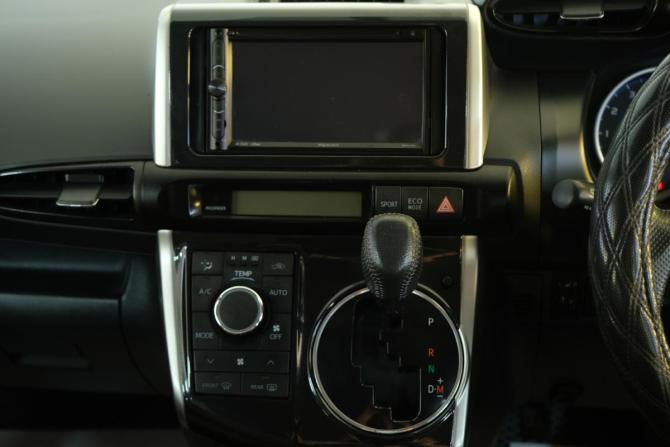 Toyota Wish II Рестайлинг с пробегом 2012 года, цена 1 299 000 рублей, 151000 км, минивэн, Автокод Объявления