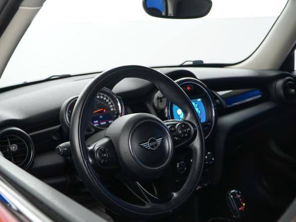 Mini Hatch III (F55/F56) с пробегом 2018 года, цена 1 599 077 рублей, 130540 км, хэтчбек, Автокод Объявления