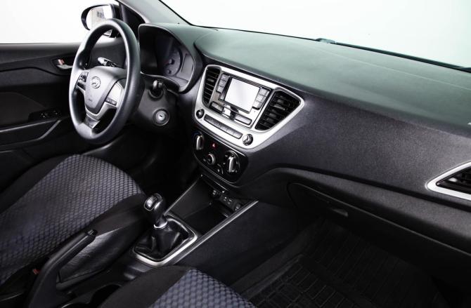 Hyundai Solaris II с пробегом 2018 года, цена 1 069 000 рублей, 209000 км, седан, Автокод Объявления