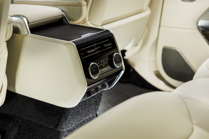 Новый Land Rover Range Rover V 2024 года, цена 31 500 000 рублей, внедорожник, Автокод Объявления