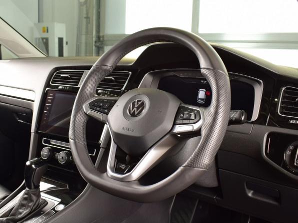 Volkswagen Golf VII Рестайлинг с пробегом 2020 года, цена 1 805 997 рублей, 60394 км, хэтчбек, Автокод Объявления