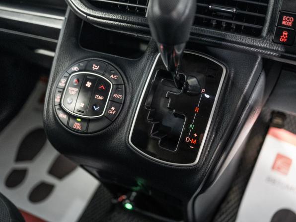 Toyota Noah III (R80) Рестайлинг с пробегом 2018 года, цена 2 189 500 рублей, 140921 км, минивэн, Автокод Объявления