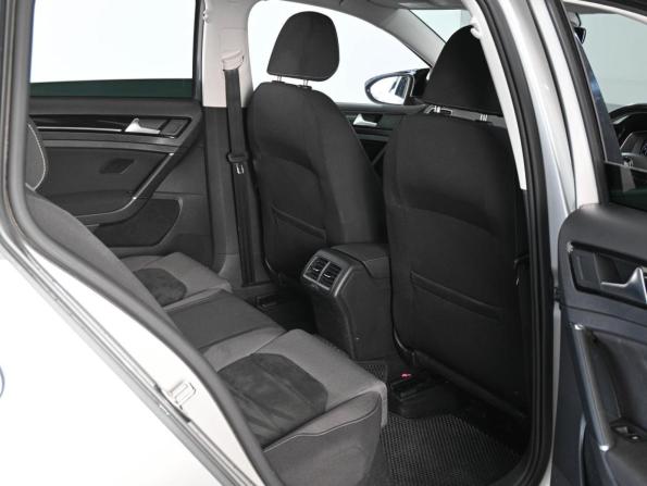 Volkswagen Golf VII Рестайлинг с пробегом 2018 года, цена 1 379 000 рублей, 258099 км, универсал, Автокод Объявления