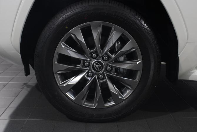 Toyota Land Cruiser 300 Series с пробегом 2025 года, цена 16 700 000 рублей, 10 км, внедорожник, Автокод Объявления