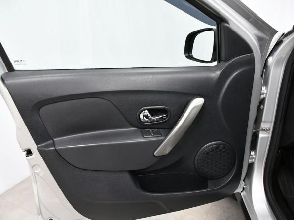 Renault Logan II Рестайлинг с пробегом 2019 года, цена 867 000 рублей, 147000 км, седан, Автокод Объявления