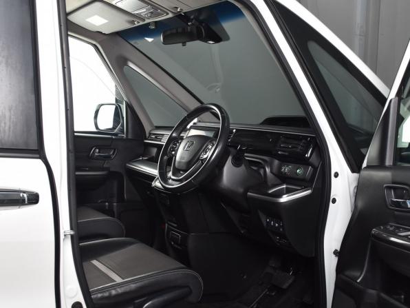 Honda Stepwgn V Рестайлинг с пробегом 2018 года, цена 2 279 995 рублей, 141006 км, минивэн, Автокод Объявления