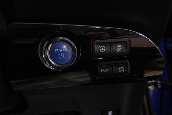 Toyota Prius IV (XW50) с пробегом 2016 года, цена 1 629 000 рублей, 112000 км, лифтбек, Автокод Объявления