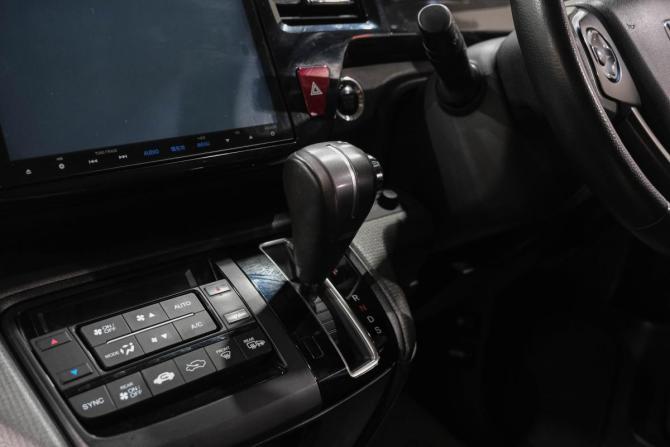 Honda Stepwgn V с пробегом 2015 года, цена 1 969 000 рублей, 131800 км, минивэн, Автокод Объявления