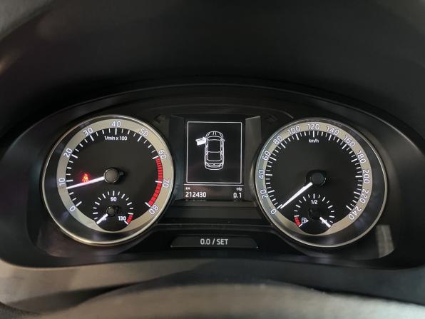 Skoda Rapid I с пробегом 2016 года, цена 930 000 рублей, 212431 км, лифтбек, Автокод Объявления