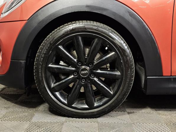 Mini Hatch III (F55/F56) Рестайлинг с пробегом 2020 года, цена 2 399 000 рублей, 45006 км, хэтчбек, Автокод Объявления