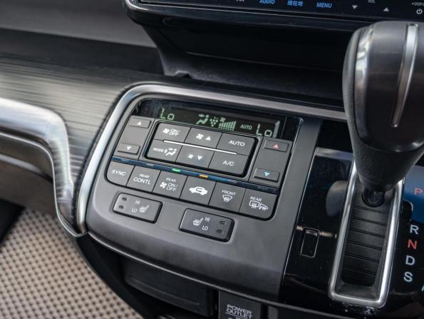 Honda Stepwgn V с пробегом 2015 года, цена 1 765 000 рублей, 165281 км, минивэн, Автокод Объявления