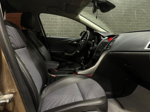 Opel Astra J Рестайлинг с пробегом 2012 года, цена 720 000 рублей, 303118 км, седан, Автокод Объявления