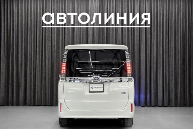 Toyota Voxy III (R80) с пробегом 2014 года, цена 1 545 000 рублей, 190000 км, минивэн, Автокод Объявления
