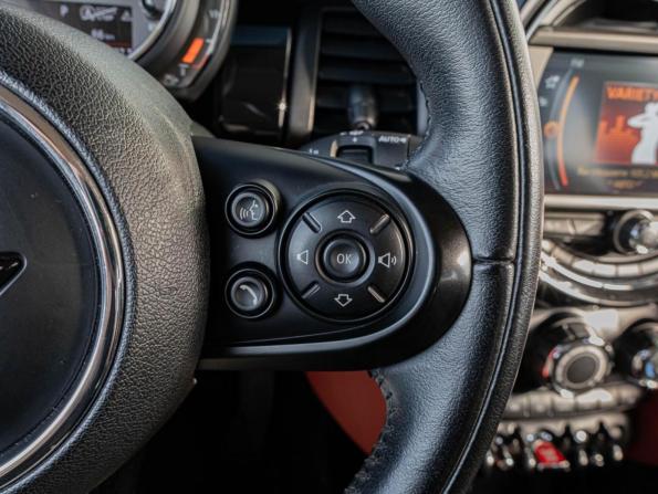 Mini Hatch III (F55/F56) Рестайлинг с пробегом 2018 года, цена 2 099 000 рублей, 36345 км, хэтчбек, Автокод Объявления