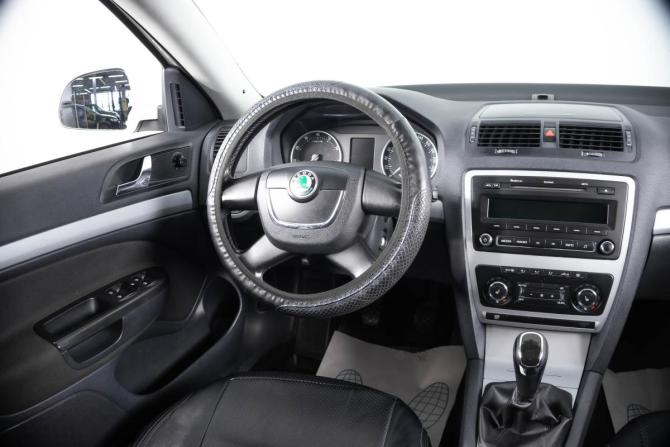 Skoda Octavia II (A5) Рестайлинг с пробегом 2013 года, цена 899 000 рублей, 281000 км, лифтбек, Автокод Объявления